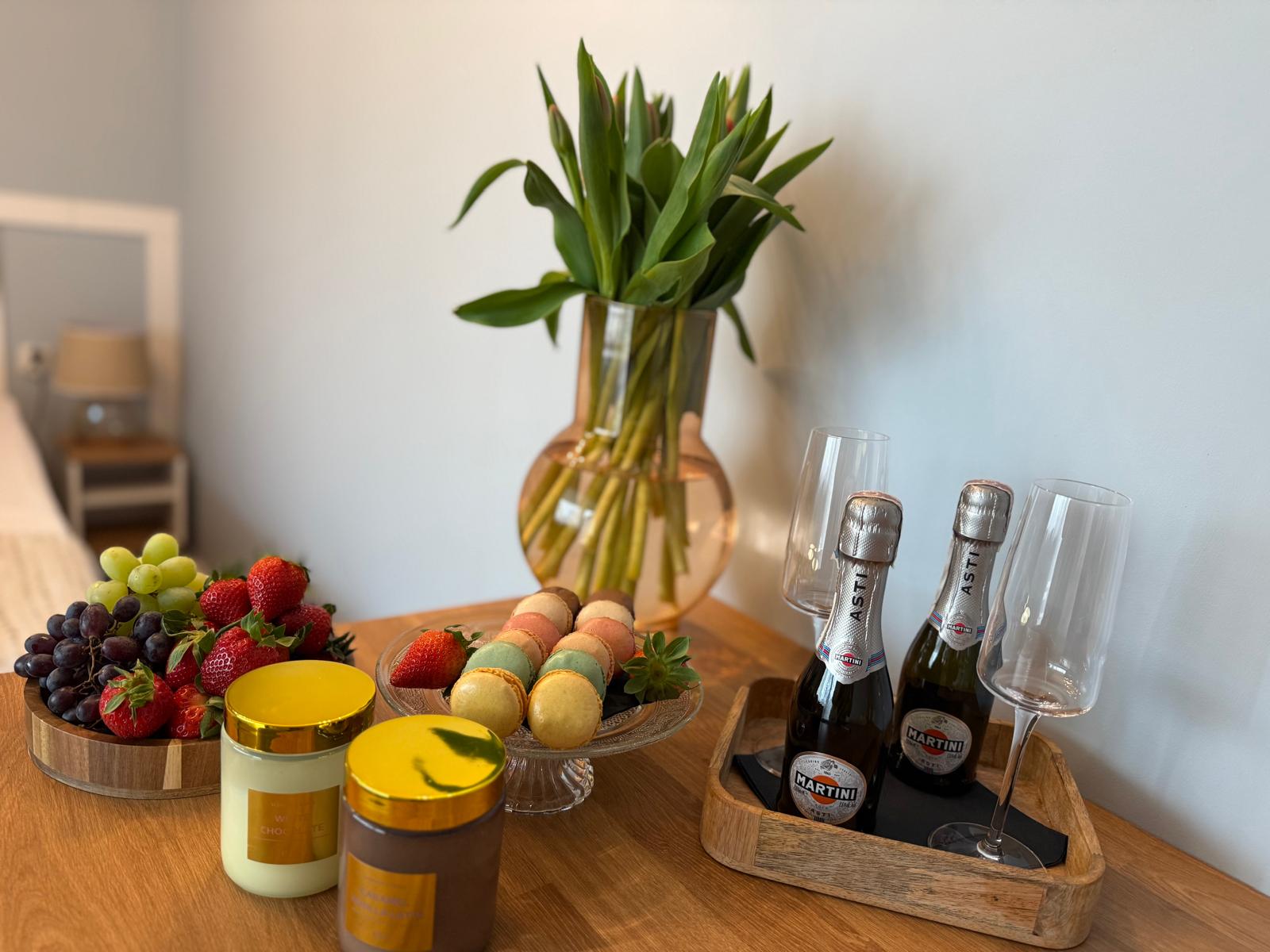 Wieczór nad Lubiążem — kwiaty, wino, owoce, makaroniki